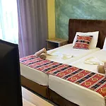 ホテル Te Bujtina Hotel- Cozy With Traditional Breakfast Near ゴーレム