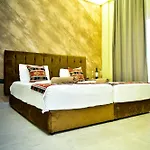 Te Bujtina Hotel- Cozy With Traditional Breakfast Near Hotel *