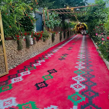 ホテル Te Bujtina Hotel- Cozy With Traditional Breakfast Near *