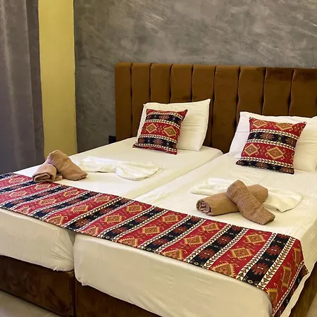 Te Bujtina Hotel- Cozy With Traditional Breakfast Near ホテル ゴーレム