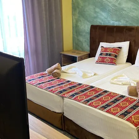ホテル Te Bujtina Hotel- Cozy With Traditional Breakfast Near ゴーレム