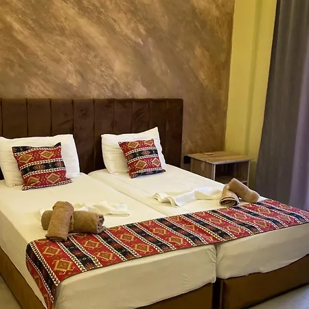 ホテル Te Bujtina Hotel- Cozy With Traditional Breakfast Near