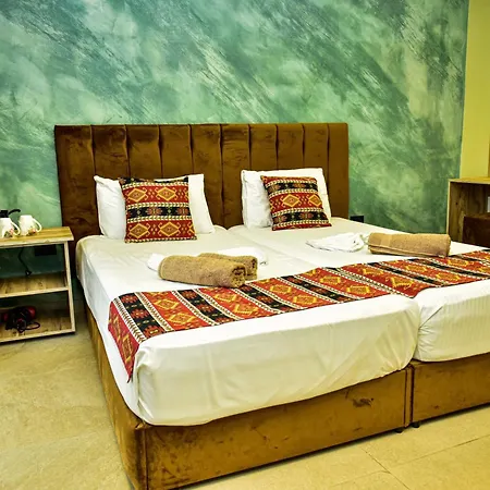 ホテル Te Bujtina Hotel- Cozy With Traditional Breakfast Near
