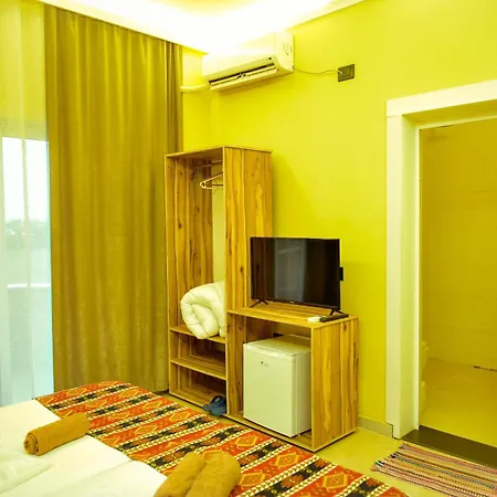 Te Bujtina Hotel- Cozy With Traditional Breakfast Near ホテル ゴーレム