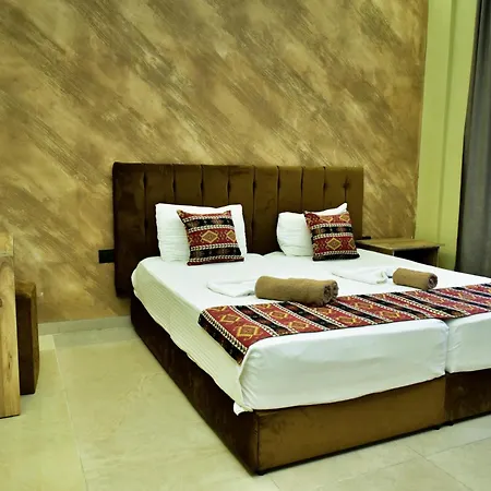 Te Bujtina Hotel- Cozy With Traditional Breakfast Near ホテル *