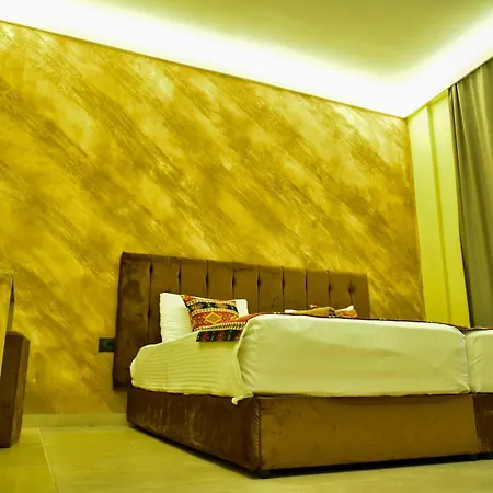 Te Bujtina Hotel- Cozy With Traditional Breakfast Near ゴーレム