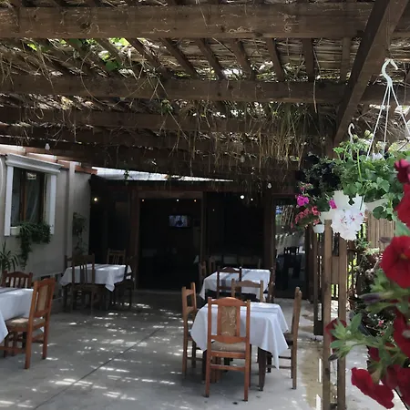 ホテル Te Bujtina Hotel- Cozy With Traditional Breakfast Near ゴーレム