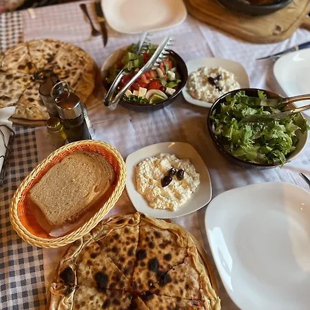 Te Bujtina Hotel- Cozy With Traditional Breakfast Near ホテル ゴーレム