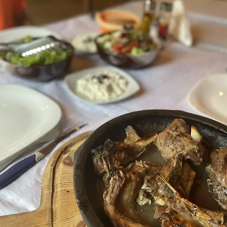 Te Bujtina Hotel- Cozy With Traditional Breakfast Near Hotel