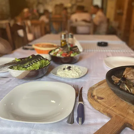Te Bujtina Hotel- Cozy With Traditional Breakfast Near * ゴーレム