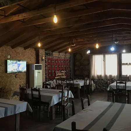 Te Bujtina Hotel- Cozy With Traditional Breakfast Near ゴーレム