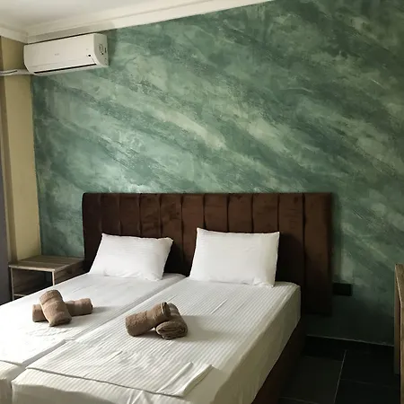 Te Bujtina Hotel- Cozy With Traditional Breakfast Near ホテル