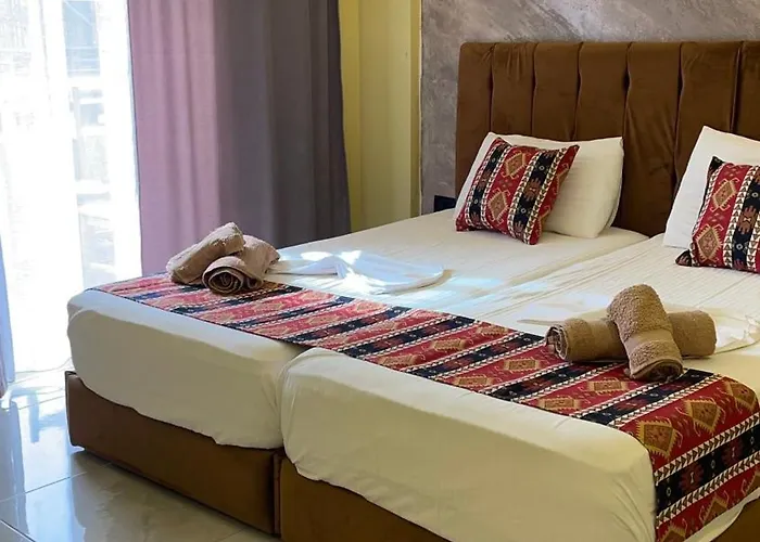 Te Bujtina Hotel- Cozy With Traditional Breakfast Near 골렘