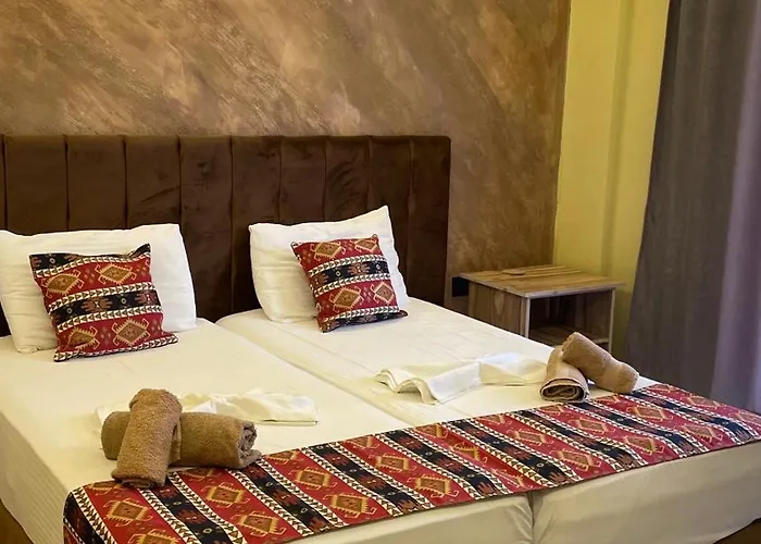 호텔 Te Bujtina Hotel- Cozy With Traditional Breakfast Near
