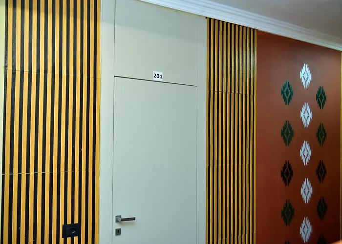 Te Bujtina Hotel- Cozy With Traditional Breakfast Near 골렘