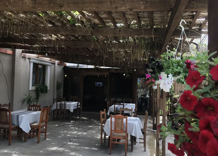 호텔 Te Bujtina Hotel- Cozy With Traditional Breakfast Near 골렘