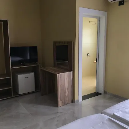 Te Bujtina Hotel- Cozy With Traditional Breakfast Near Otel *