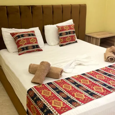 Te Bujtina Hotel- Cozy With Traditional Breakfast Near Hotel