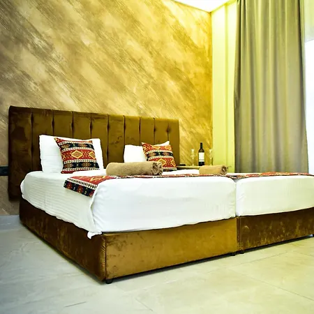 Te Bujtina Hotel- Cozy With Traditional Breakfast Near Otel *