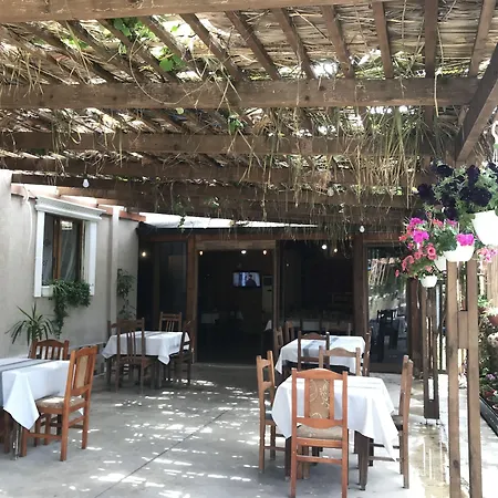 Te Bujtina Hotel- Cozy With Traditional Breakfast Near Hotel