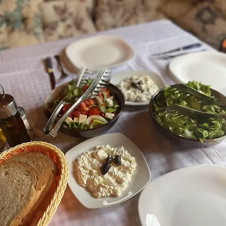 Te Bujtina Hotel- Cozy With Traditional Breakfast Near *