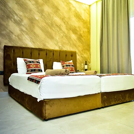Te Bujtina Hotel- Cozy With Traditional Breakfast Near Hotel *