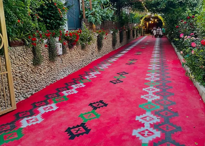 فندق Te Bujtina Hotel- Cozy With Traditional Breakfast Near *