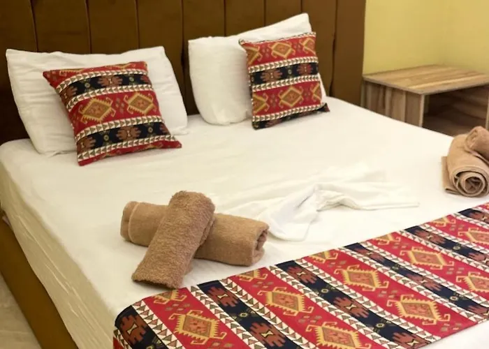Te Bujtina Hotel- Cozy With Traditional Breakfast Near Hotel