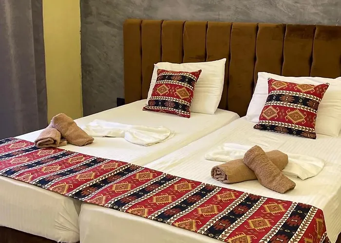 Te Bujtina Hotel- Cozy With Traditional Breakfast Near فندق غوليم