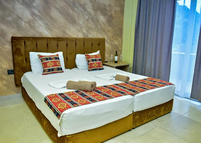 Te Bujtina Hotel- Cozy With Traditional Breakfast Near *