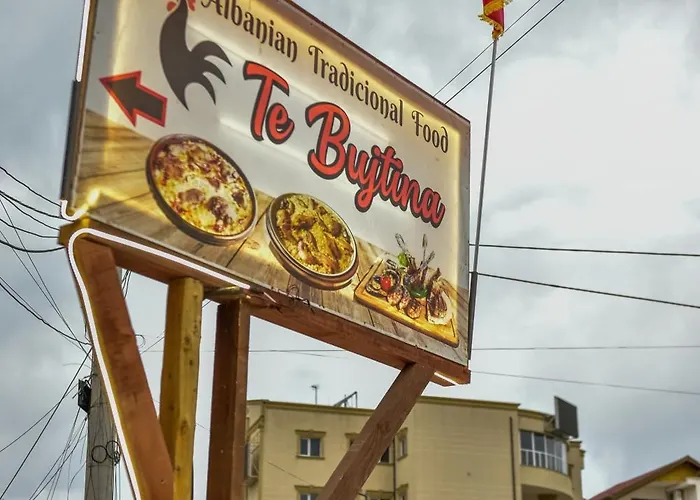 Te Bujtina Hotel- Cozy With Traditional Breakfast Near Hotel