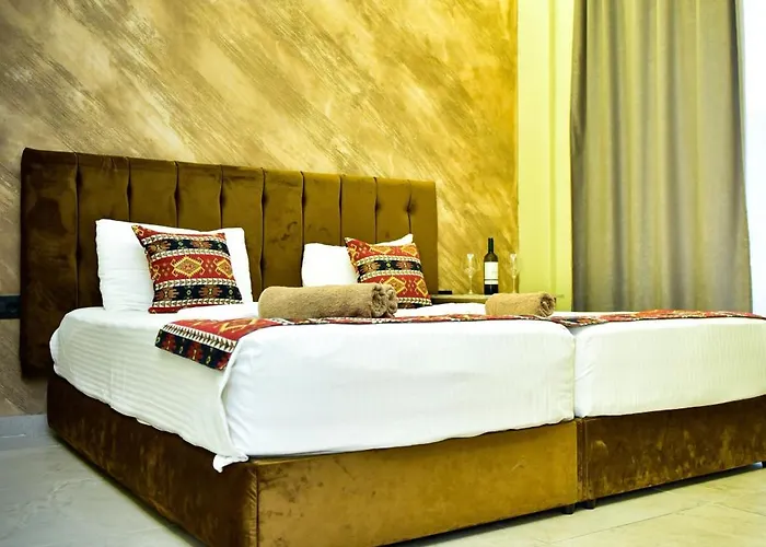 Te Bujtina Hotel- Cozy With Traditional Breakfast Near Отель *