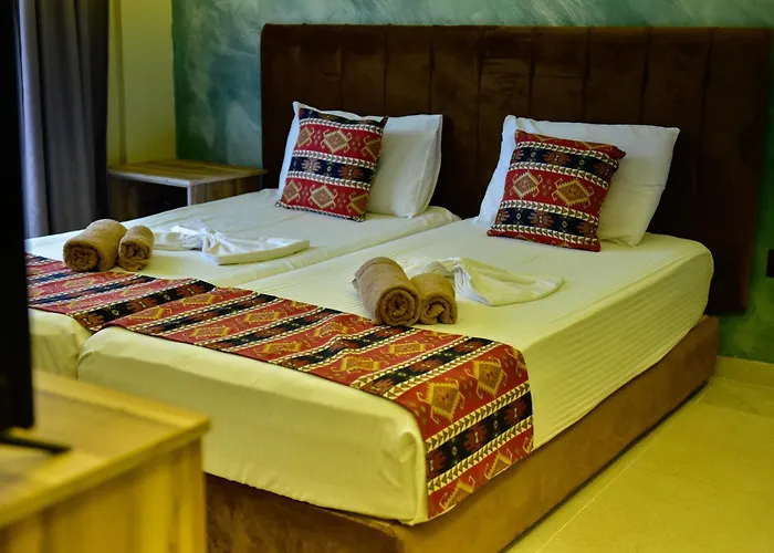 Te Bujtina Hotel- Cozy With Traditional Breakfast Near * Golem (Tirana)