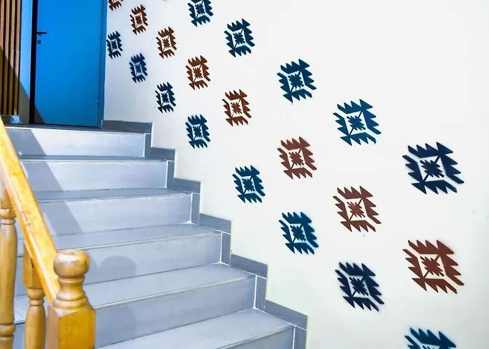 Te Bujtina Hotel- Cozy With Traditional Breakfast Near