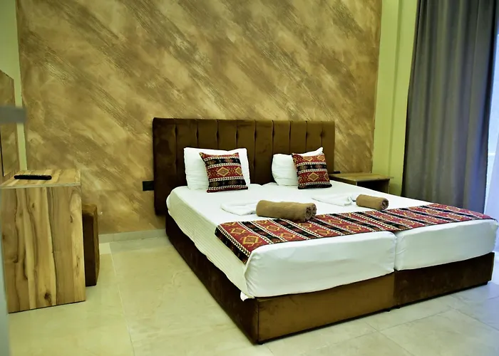 Te Bujtina Hotel- Cozy With Traditional Breakfast Near فندق *