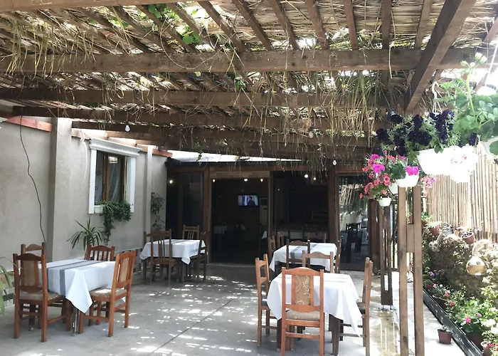 Te Bujtina Hotel- Cozy With Traditional Breakfast Near Hotel