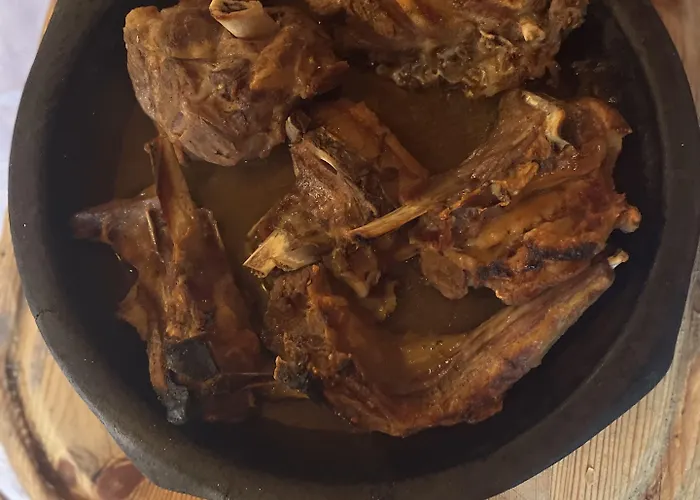 Te Bujtina Hotel- Cozy With Traditional Breakfast Near Hotel *