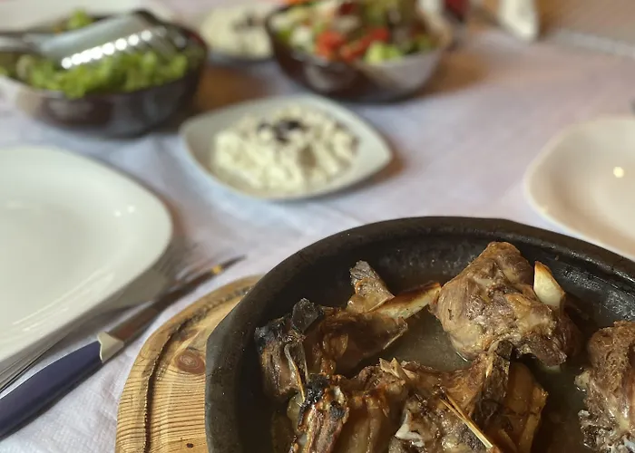 Te Bujtina Hotel- Cozy With Traditional Breakfast Near فندق