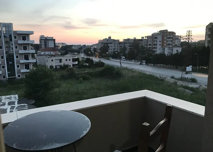 Te Bujtina Hotel- Cozy With Traditional Breakfast Near فندق *