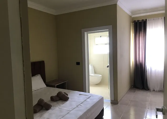 Te Bujtina Hotel- Cozy With Traditional Breakfast Near فندق