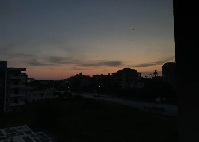 Te Bujtina Hotel- Cozy With Traditional Breakfast Near Hotel *